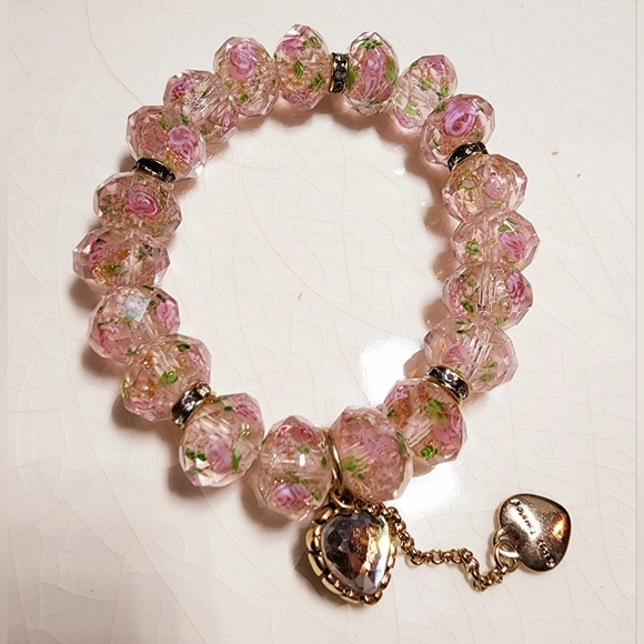 Betsey Johnson faceted beaded rose with heart chain charms signed stretch bracel - Picture 8 of 8